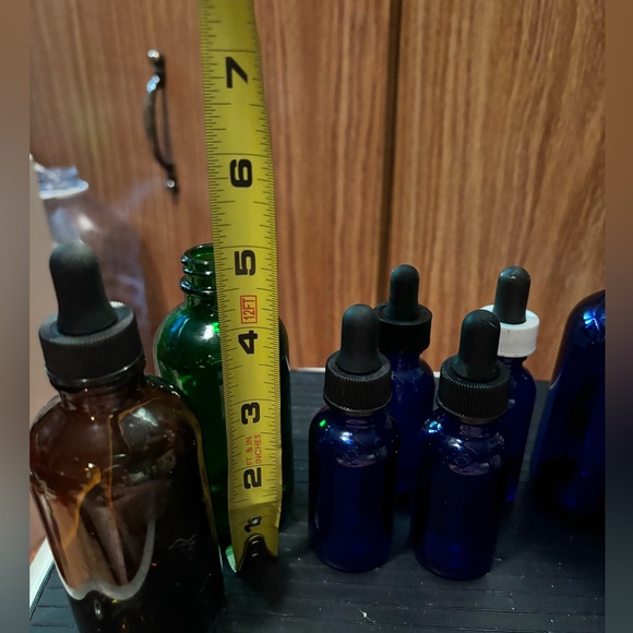 8 Bottles 4 Small 4 large - Picture 3 of 5